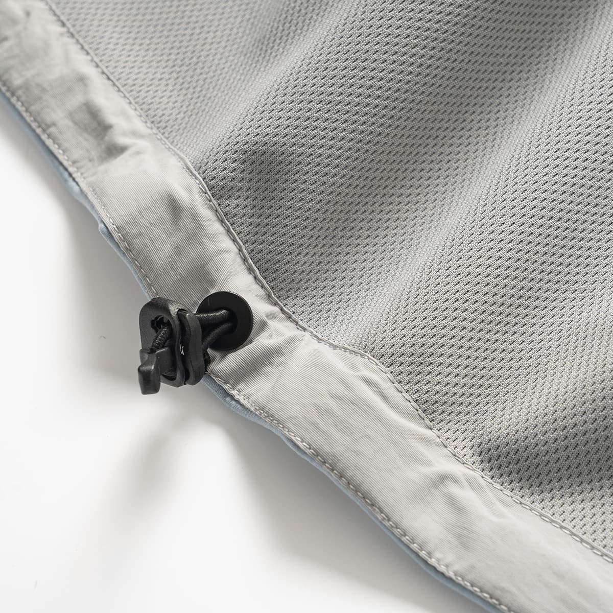 ソフトシェル カジュアルでアウトドアに最適な機能性レインジャケット