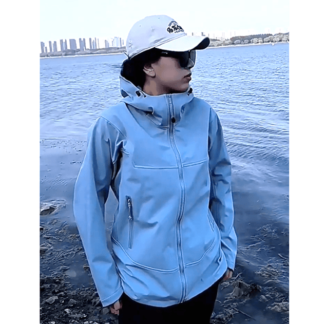 ソフトシェル カジュアルでアウトドアに最適な機能性レインジャケット