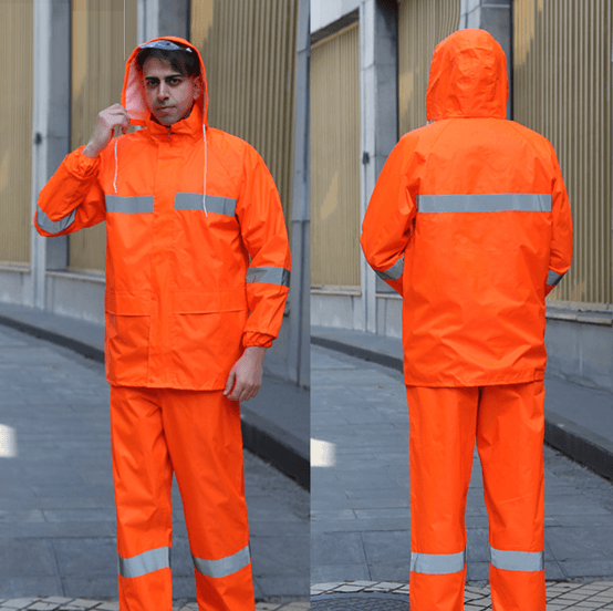 視認性抜群の作業用レインウェア