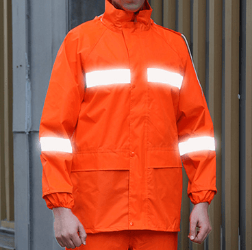 視認性抜群の作業用レインウェア