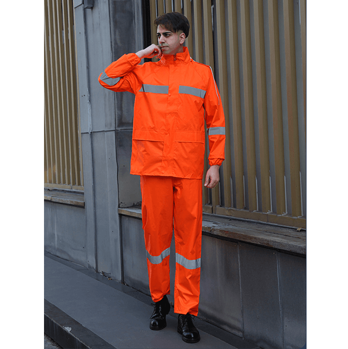 視認性抜群の作業用レインウェア