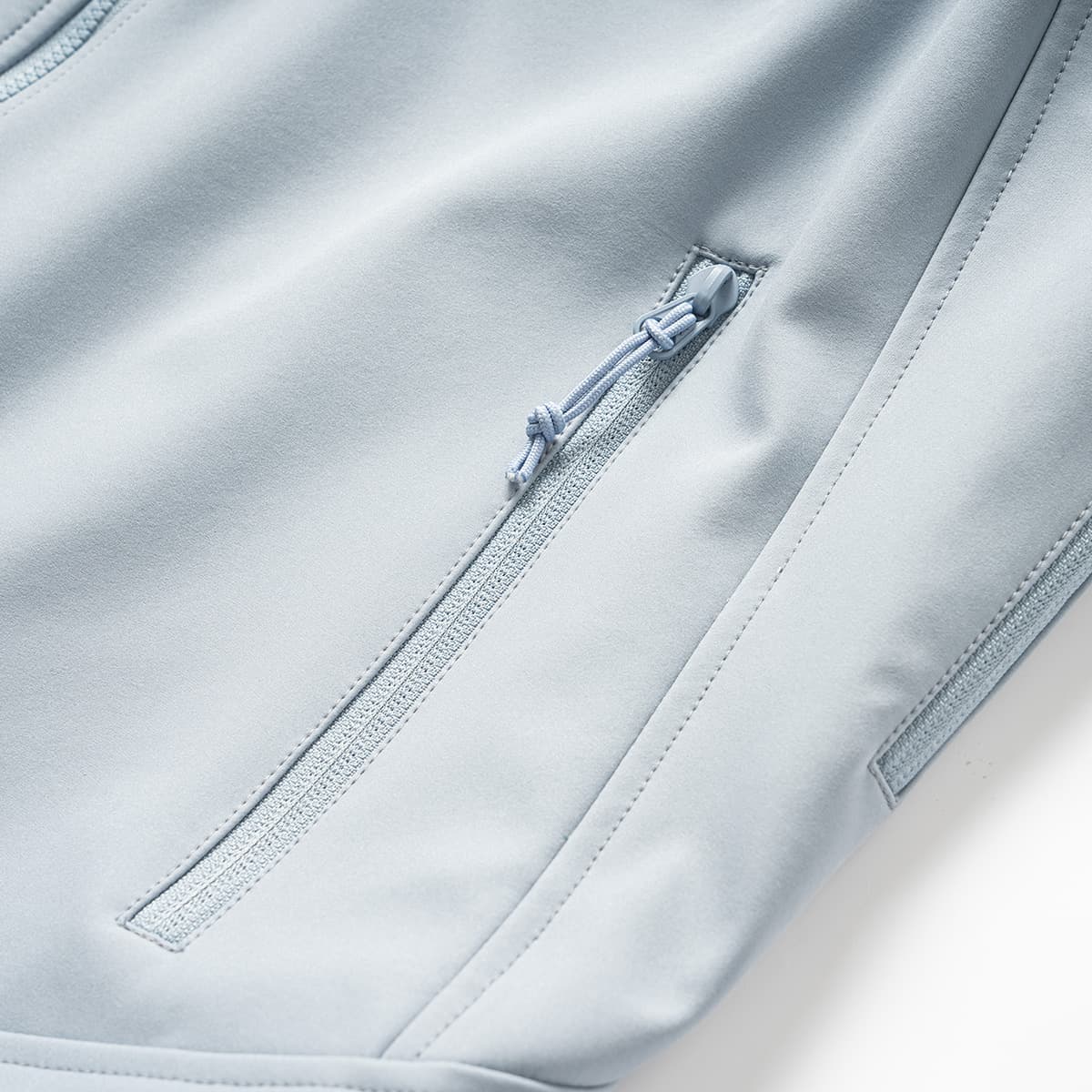 ソフトシェル カジュアルでアウトドアに最適な機能性レインジャケット