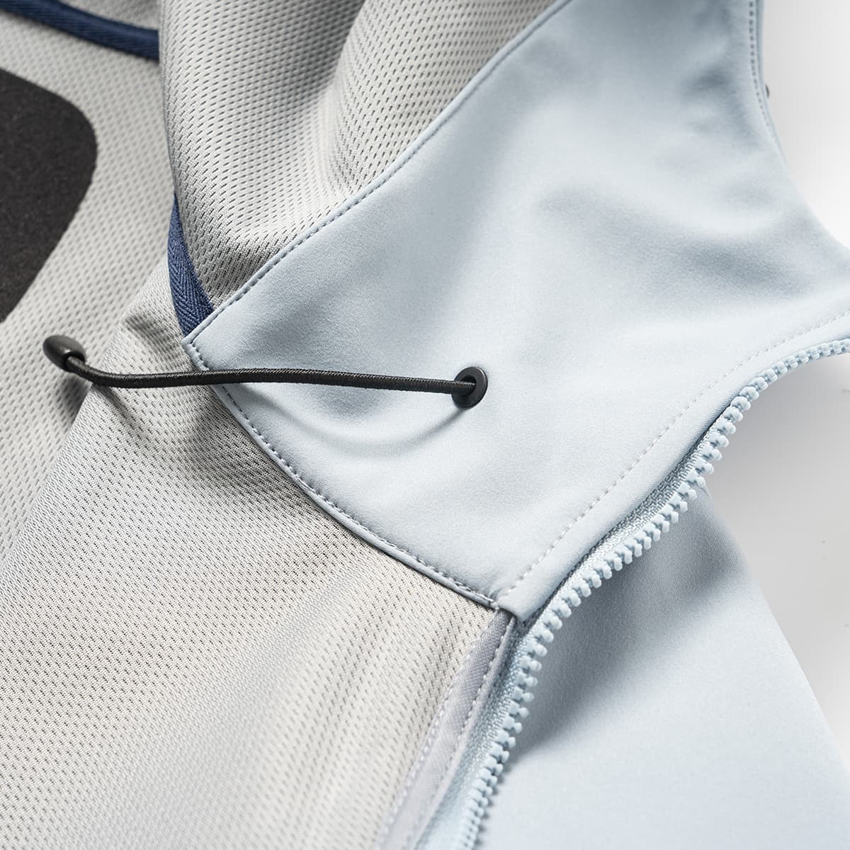 ソフトシェル カジュアルでアウトドアに最適な機能性レインジャケット