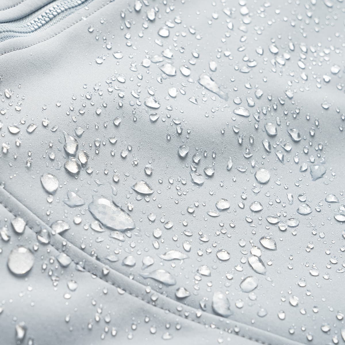 ソフトシェル カジュアルでアウトドアに最適な機能性レインジャケット