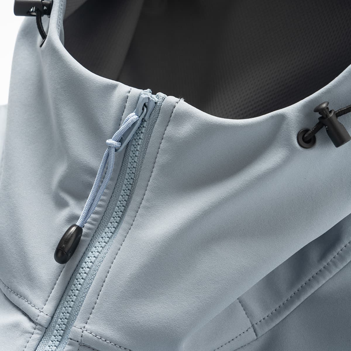 ソフトシェル カジュアルでアウトドアに最適な機能性レインジャケット